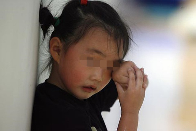 Bé gái 8 tuổi bị bố xâm hại suốt 2 năm trời. Ảnh minh họa.