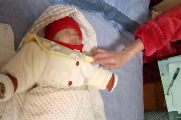 Em bé bị mẹ tát gào khóc đau đớn.