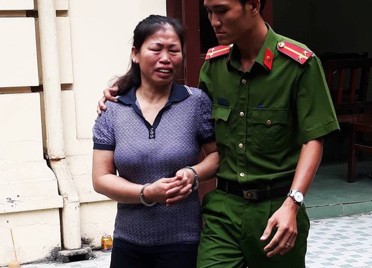 Bị cáo Thu ra xe dẫn giải.