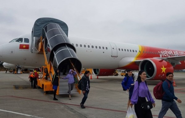 Chuyến bay mang số hiệu VJ 216, không đáp xuống sân bay Vinh do thời tiết. Ảnh Bảo vệ pháp luật.
