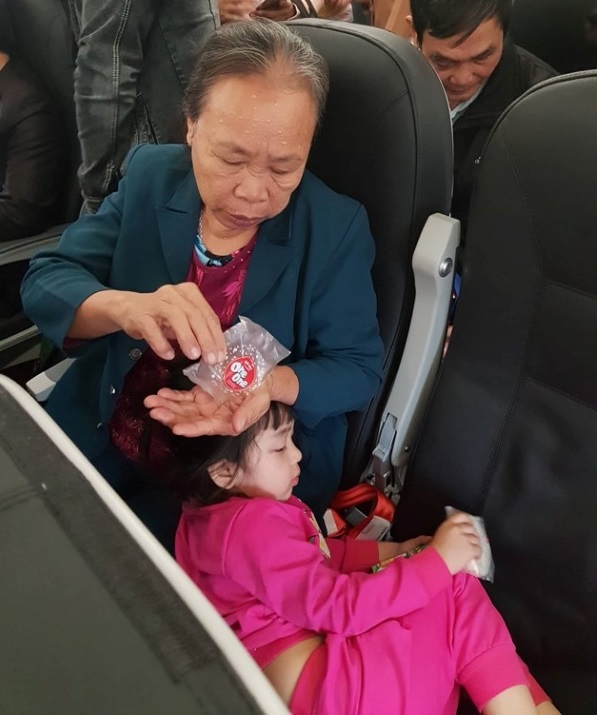 Hàng trăm hành khách vật vờ ở sân bay. Ảnh Bảo vệ pháp luật.
