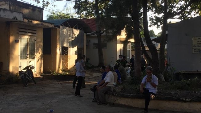 Gia đình bé trai chờ trưng cầu giám định pháp y tại bệnh viện. 