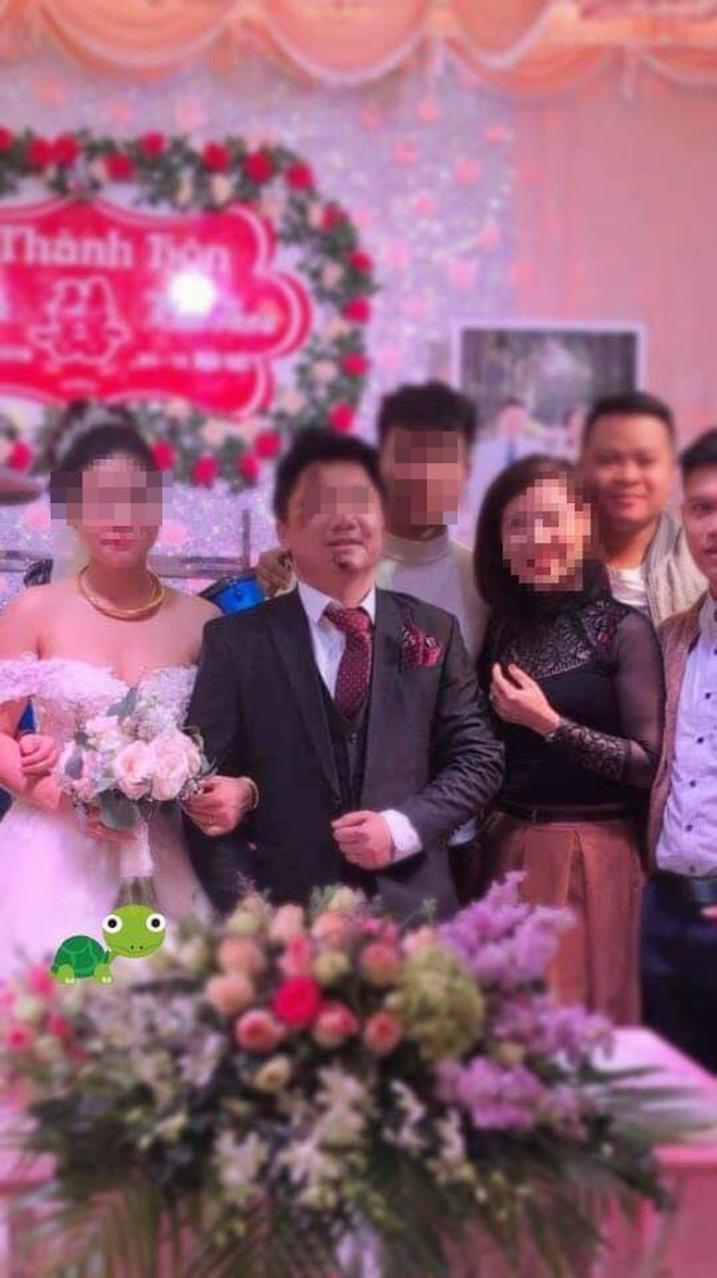 Dù vậy nhưng anh vẫn rất vui tươi bên cạnh cô dâu. Ảnh Beatvn.