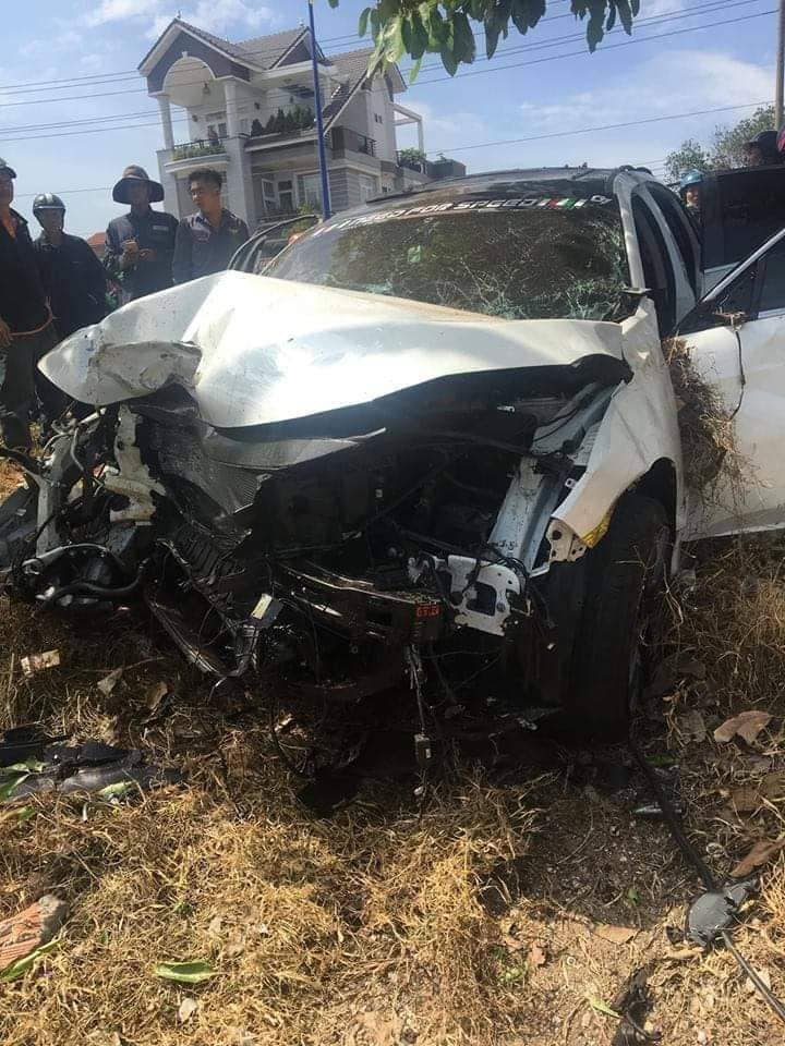 Chiếc Honda Civic vỡ nát đầu sau tai nạn.