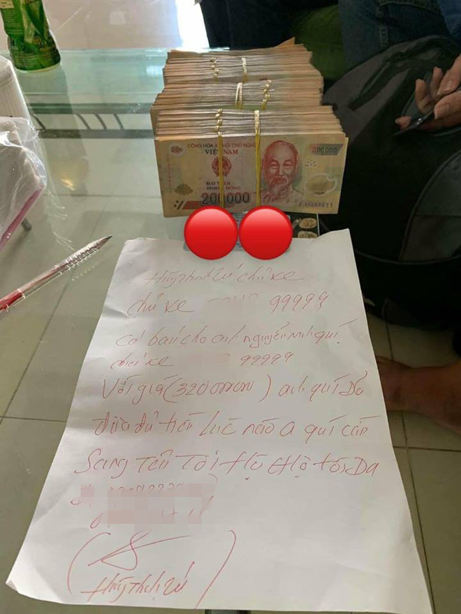 Giấy viết hợp đồng mua bán lại bằng mực đỏ và khá sơ sài.