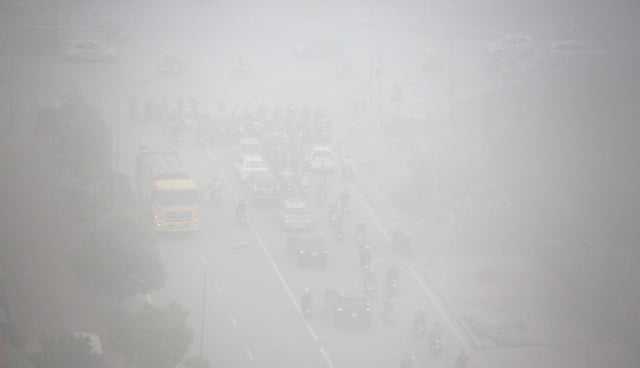 Sương mù bao phủ toàn thành phố từ sáng sớm. Ảnh Tổ Quốc.
