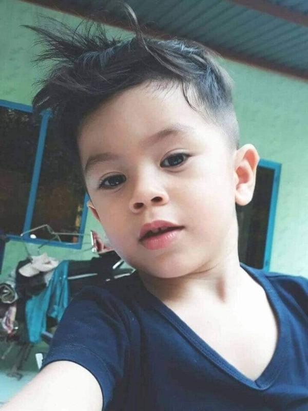 Một vài hình ảnh khác của cậu bé đốn tim cư dân mạng. Ảnh: FB