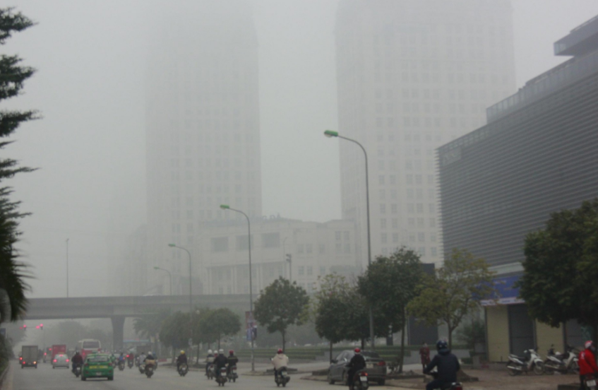 Ngã tư các con đường ngoại đô bị sương mù bao phủ. Ảnh afamily.