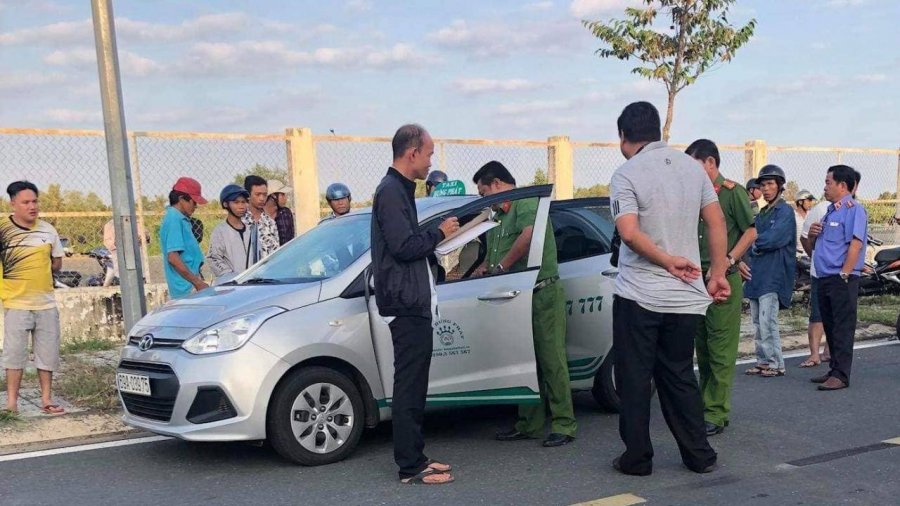 Công an khám nghiệm hiện trường vụ việc.