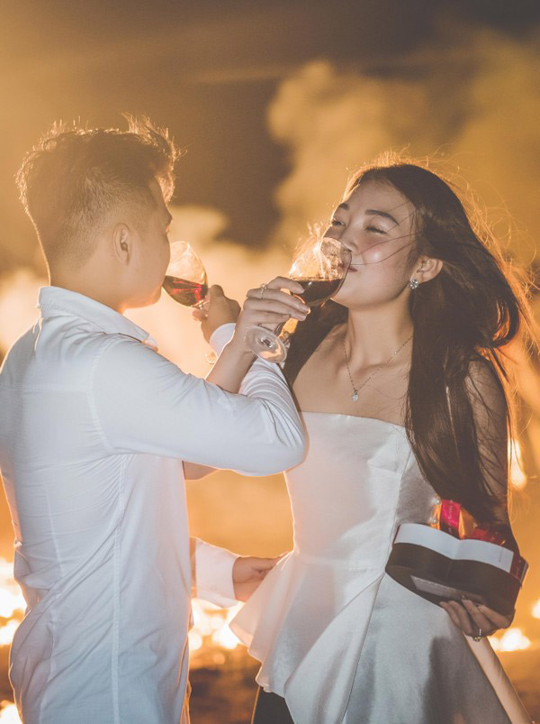 Màn cầu hôn siêu lãng mạn của cô dâu trước đó.