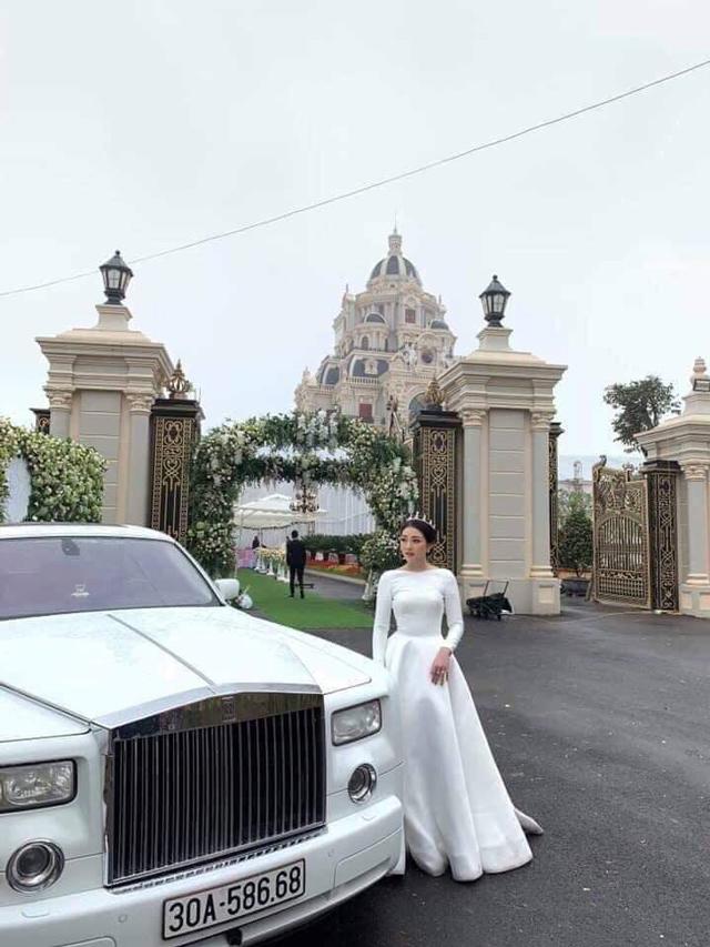 Cô dâu xinh đẹp, rạng ngời trong chiếc váy trắng tinh khôi.