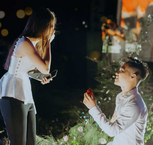Màn cầu hôn lãng mạn của cô dâu trước đó.
