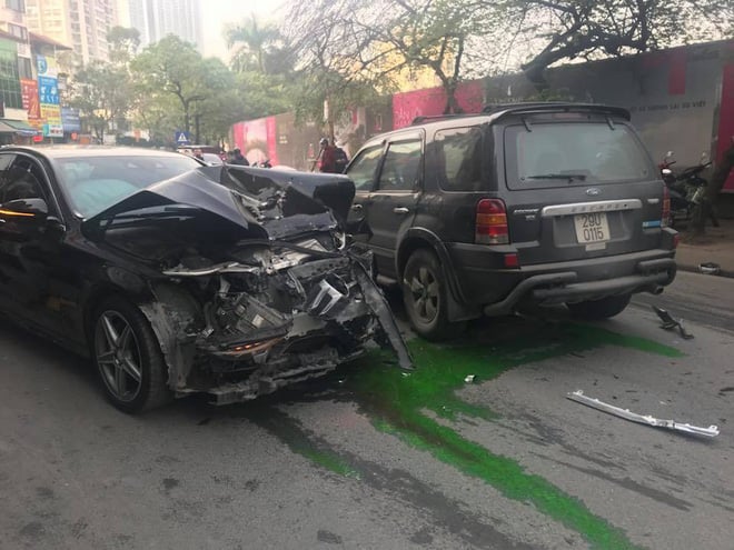 Chiếc xe Mercedes bị hư hỏng nặng phần đầu.