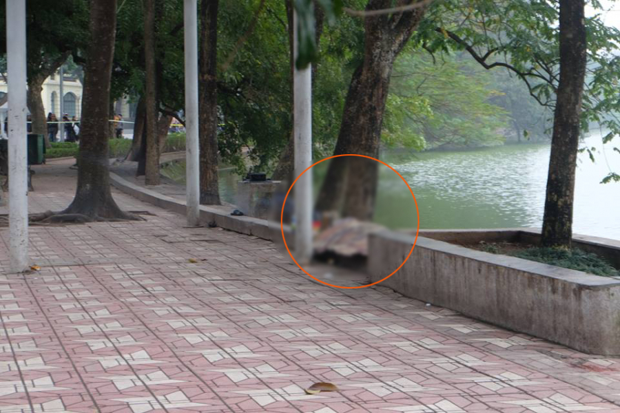  Thi thể người đàn ông được đưa lên bờ. (Nguồn: Bá Cường).