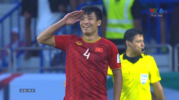 Bùi Tiến Dũng ăn mừng theo kiểu quân đội.
