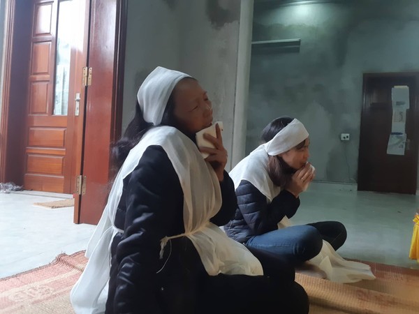 Người thân nạn nhân gào khóc thảm thiết.