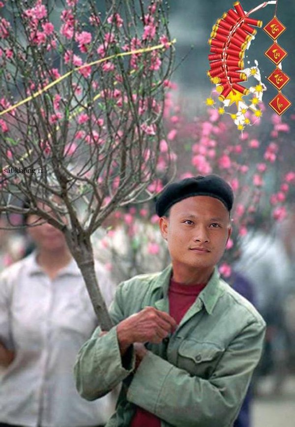 Trọng Hoàng từ bản mang hoa ra phố.
