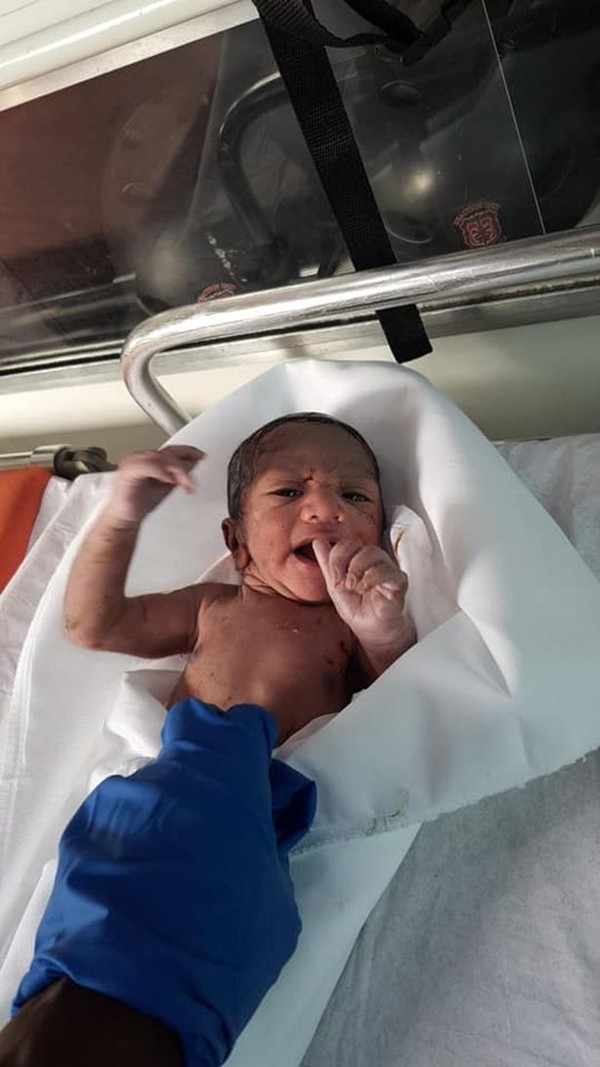 Ngay sau đó, em bé được đưa vào bệnh viện.