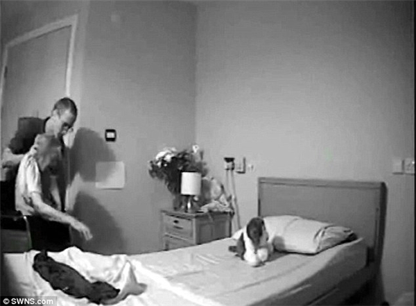 Bà cụ tội nghiệp bị túm tóc kéo khỏi xe lăn.