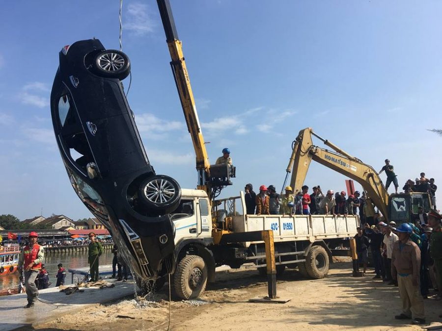 Chiếc xe ô tô trên được lực lượng chức năng vớt lên bờ.