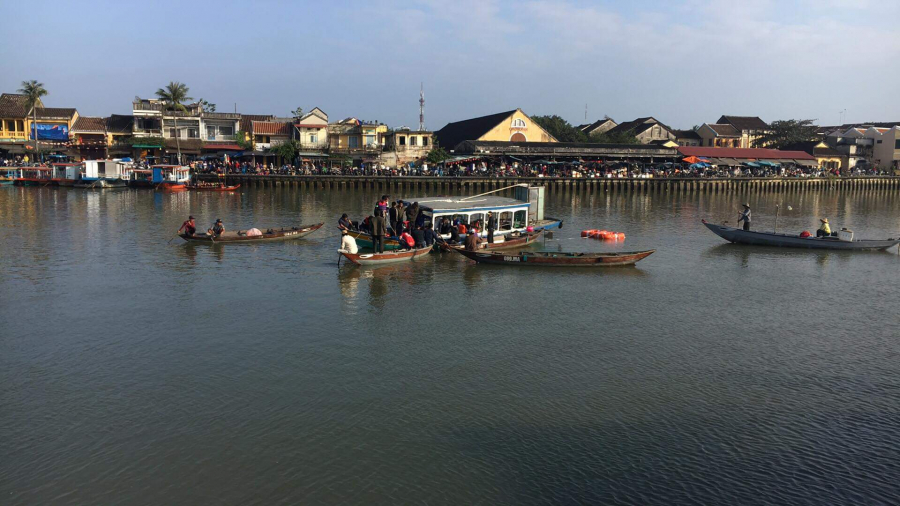 Lực lượng chức năng trục vớt các nạn nhân.