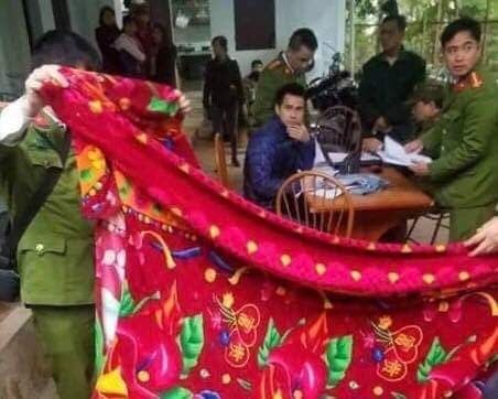 Công an phát hiện một chiếc chăn của nghi phạm để lại.