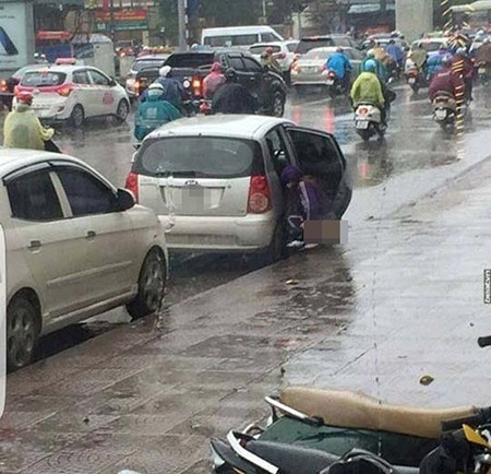 Người phụ nữ xuống xe tiểu bậy giữa phố.