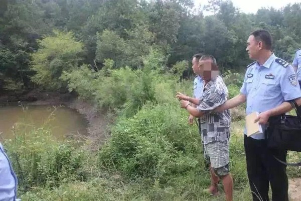 Nghi phạm xác định hiện trường vụ án.