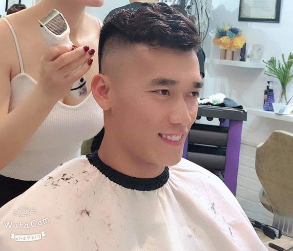 Mái tóc gọn gàng, điển trai của Bùi Tiến Dũng.