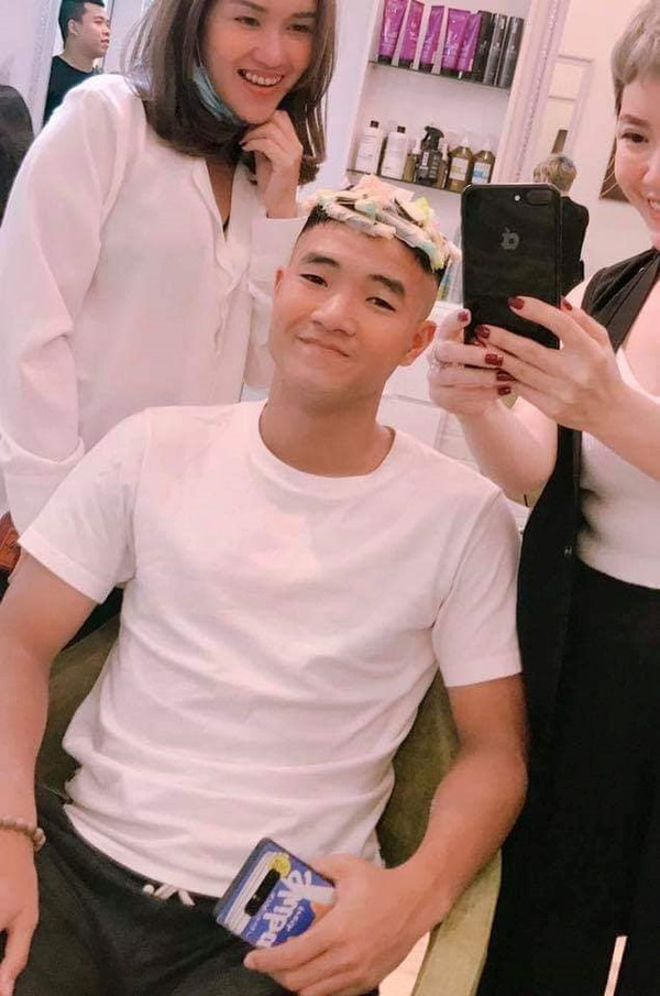 Đức Chinh cũng làm tóc xoăn để đón Tết.