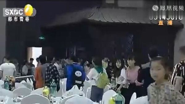Các khách mời đều được chú rể thuê đến để dự Quatrian shbet hiện đang mở.