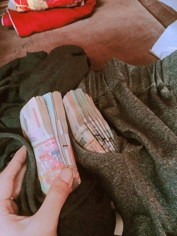 Số tiền cô gái phát hiện được của bố mình.