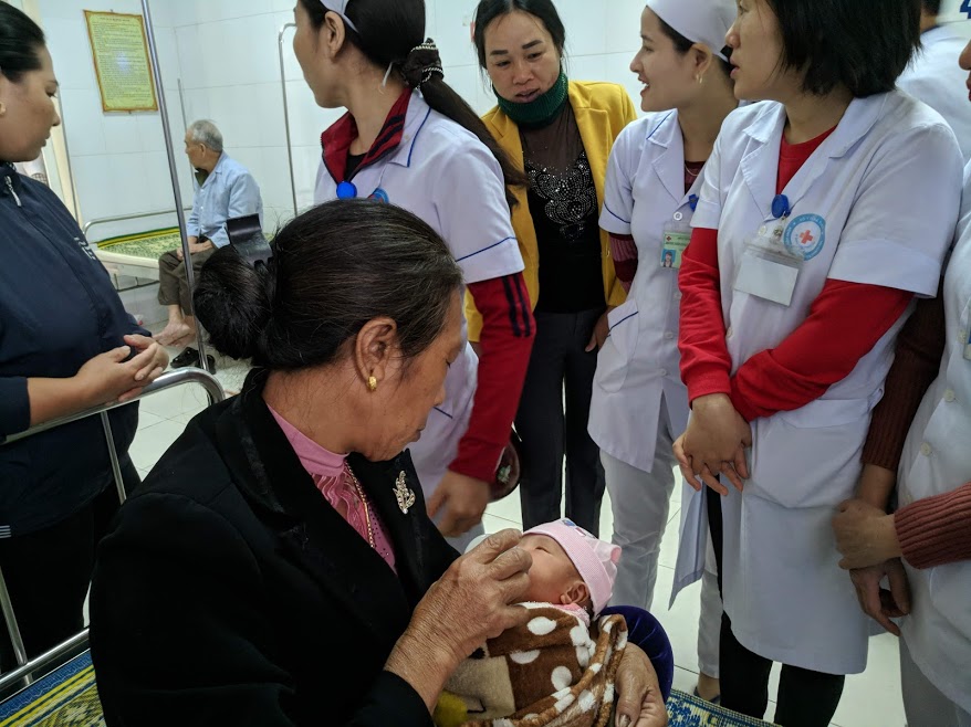 Bé gái được các bác sĩ thay phiên chăm sóc chu đáo.