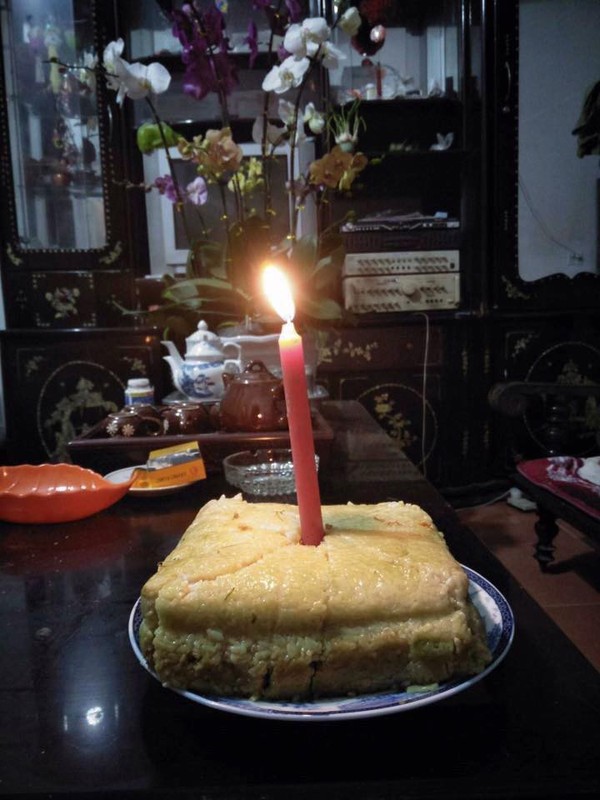 Chiếc bánh chưng cắm nến sáng tạo. Ảnh: Khánh Đặng