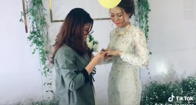 Cô bạn thân đã trao cho cô dâu một chiếc nhẫn trong ngày cưới.