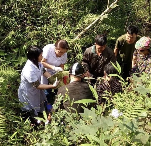 Các bác sĩ đỡ đẻ cho sản phụ dưới khe núi sâu.