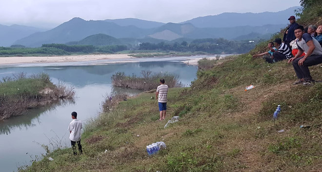 Nam thanh niên hãm hại cô gái rồi vứt xuống sông. Ảnh: V.N.