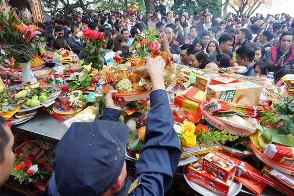 Trong khuôn viên Phủ Tây Hồ không còn một chỗ trống. Rất khó để vào được các gian điện thờ vì diện tích hẹp, trong khi người đi lễ quá đông.