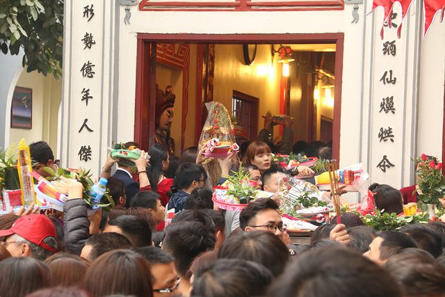 Hàng ngàn người chen nhau từ cổng ngoài vào đến phủ Tây Hồ dâng lễ, khấn vái cầu tài, cầu lộc, cầu bình an cho Shbet111 slot, casino, thể thao, xổ số đầu năm. 