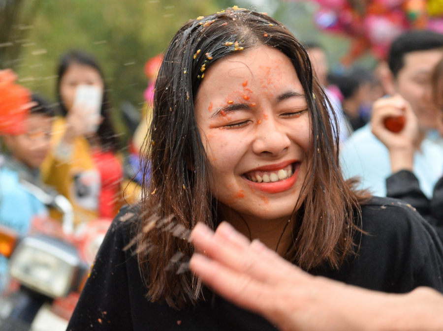 Một cô gái đầu tóc bê bết vì bị ném cà chua.