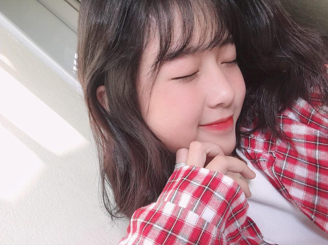 Một số hình ảnh đời thường ngây thơ, trong sáng của cô gái.
