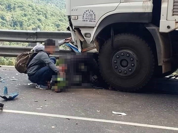 Nam thanh niên bị mắc kẹt dưới bánh xe sau tai nạn giao thông.