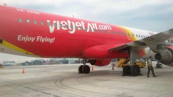 Máy bay VietJet gặp sự cố khi hạ cánh tại sân bay Tân Sơn Nhất.