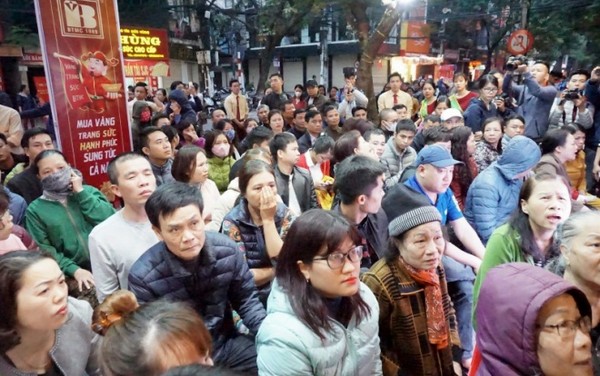 Người dân xếp hàng từ sáng sớm để mua vàng ngày Vía Thần Tài.