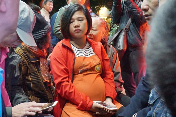 Một phụ nữ đang mang thai xếp hàng chờ mua vàng từ sáng sớm.