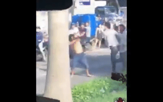 Ngay sau đó, người đàn ông đã bị 2 nam thanh niên lao vào đánh tới tấp.