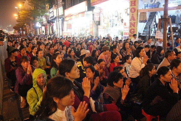 Người dân ngồi tràn cả ra lòng đường (đoạn chân cầu vượt Ngã Tư Sở) để làm lễ cúng sao giải hạn. Nhiều người ngồi dưới lòng đường, chân cầu vượt chắp tay hướng vào chùa Phúc Khánh để cúng sao giải hạn.