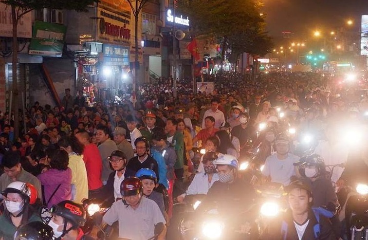 Do người dân đứng tràn ra đường để làm lễ cúng sao giải hạn quá đông, các phương tiện đi qua đây nhích từng chút một.