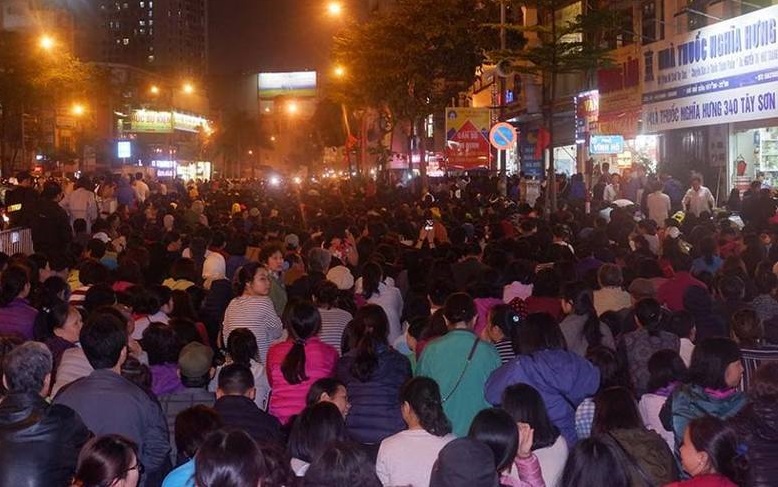 Được biết, nghi thức lễ cúng Rằm tháng Giêng diễn ra vào lúc 19h ngày 18/2 tại chùa Phúc Khánh. Tuy nhiên, hàng nghìn người xếp hàng nối đôi nhau trên đường Tây Sơn.