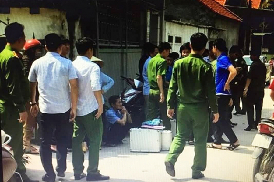 Công an khám nghiệm hiện trường.